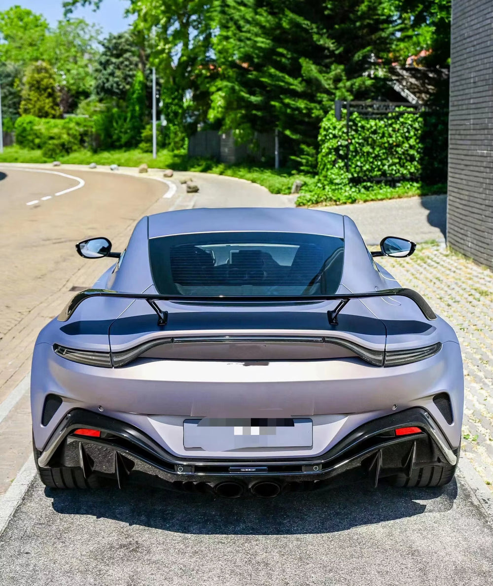 High-Quality Dry Carbon Fiber Body Kit for Aston Martin Vantage to Upgrade V12 Style Front Rear Bumper Side Skirt Hood