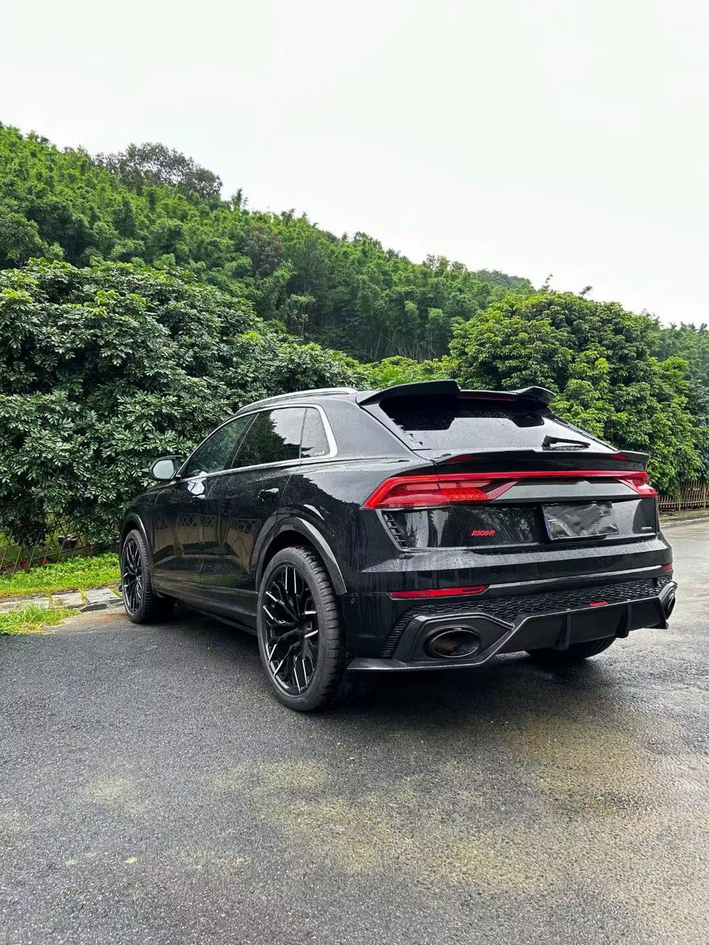 Upgrade at Style Carbon Fiber Body Kit for Audi RSQ8 Front Lip Skirt Rear Diffuser Spoiler Wide-Body