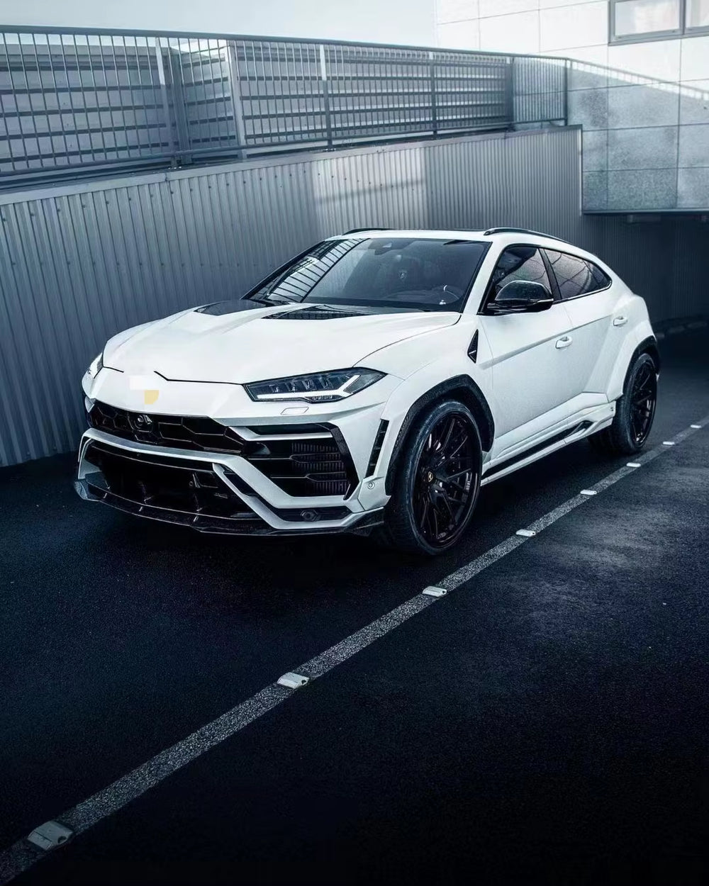 1016 Style Wide Body Kit for Lamborghini Urus Carbon Fiber Front Lip Diffuser Spoiler Hood Wide-Body Bumper