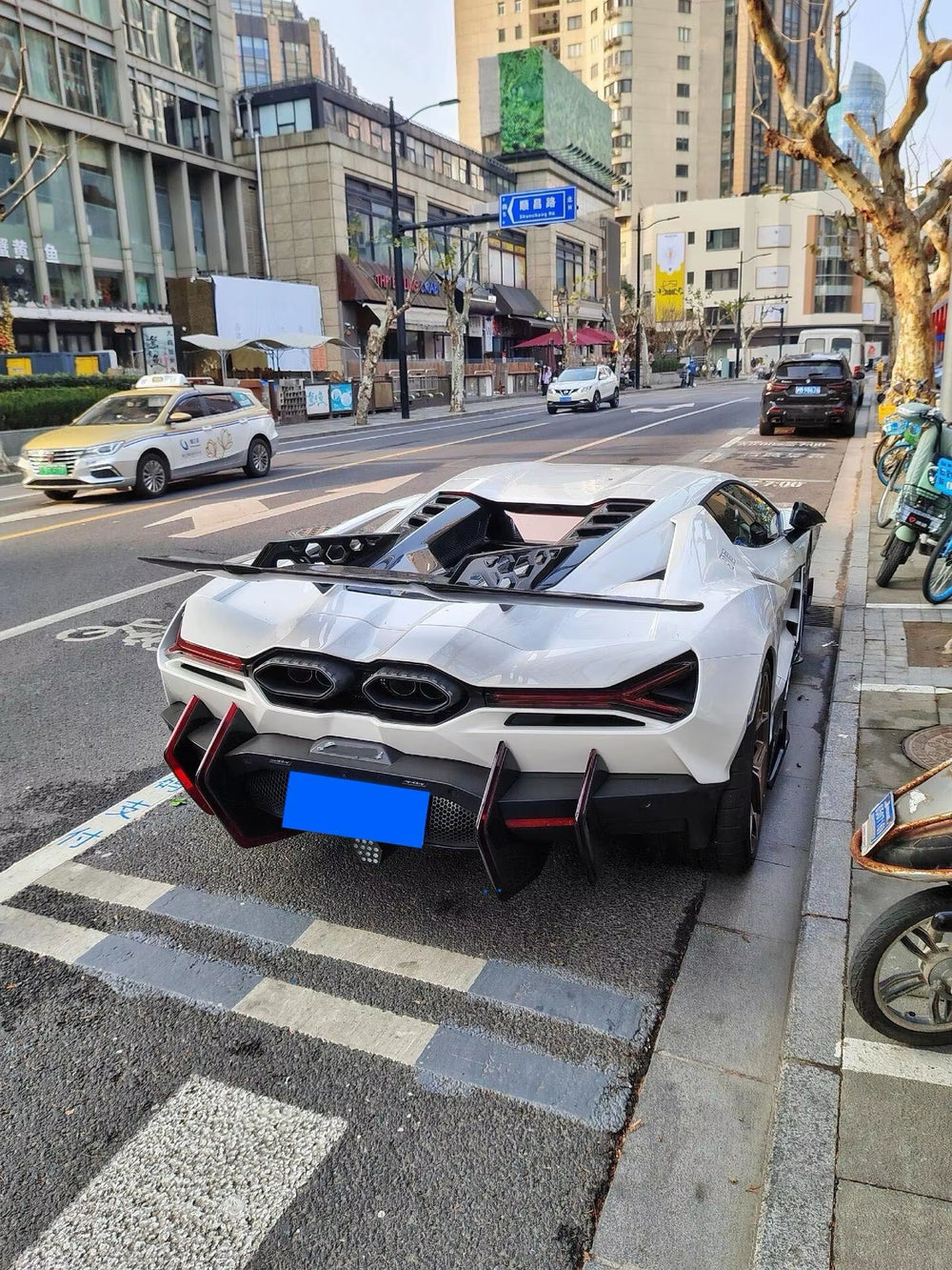 High-Quality Dry Carbon Fiber Body Kit for Lamborghini Revuelto Upgrade Du-Ke Style Front Lip Side Skirts Rear Diffuser Spoiler
