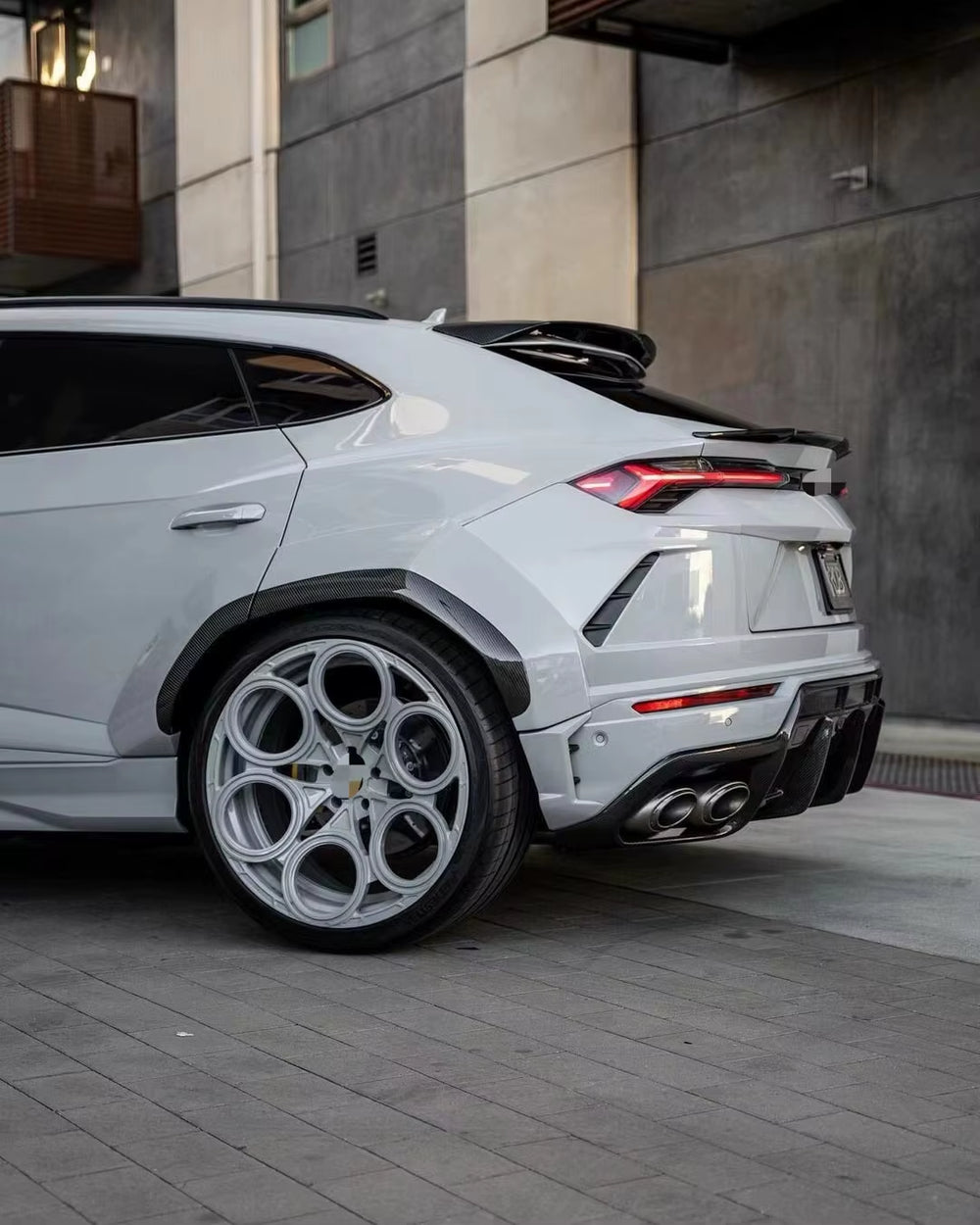 1016 Style Wide Body Kit for Lamborghini Urus Carbon Fiber Front Lip Diffuser Spoiler Hood Wide-Body Bumper