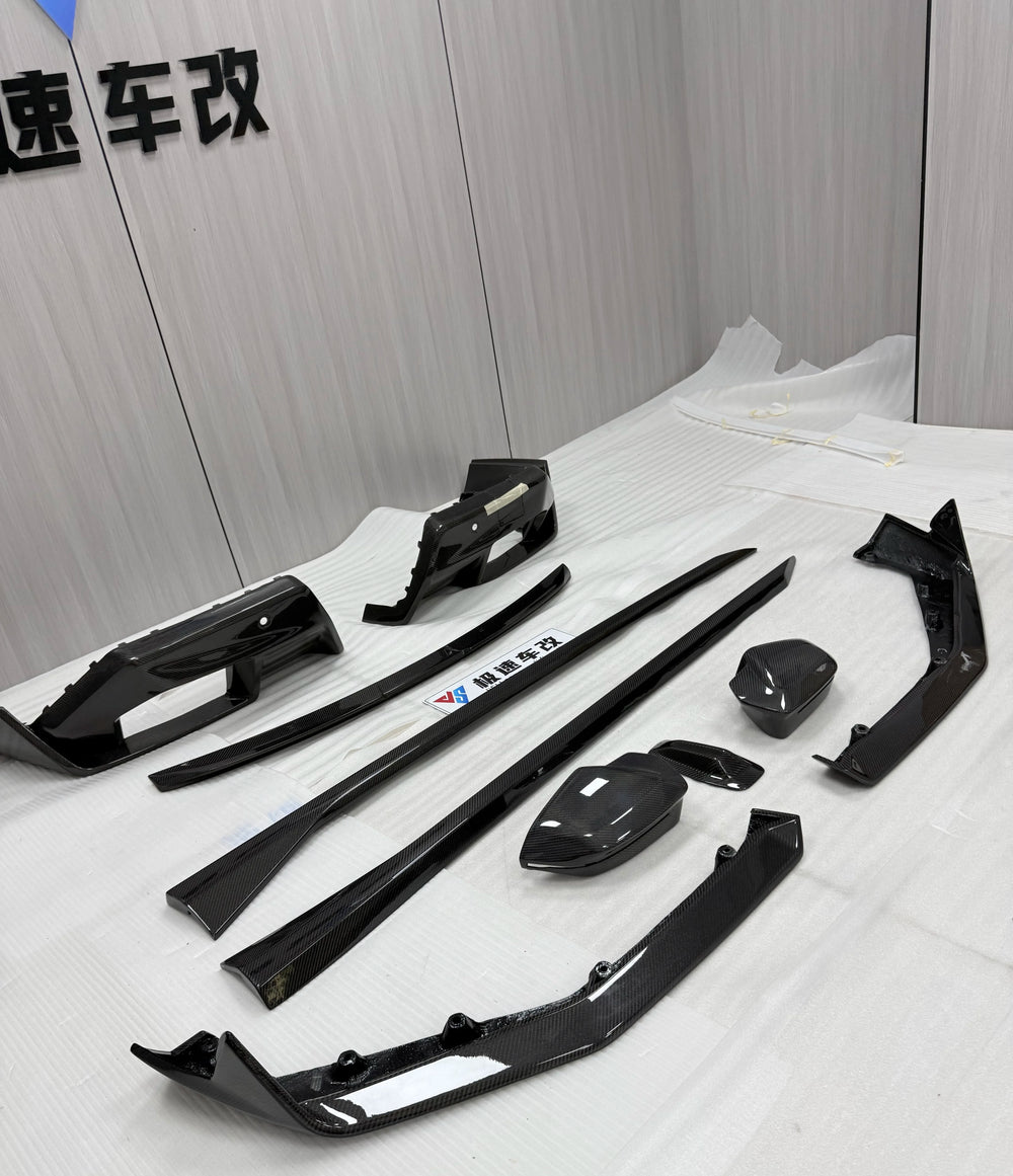 Kit im Stil M Performance aus Carbon für BMW M5 G90 2025