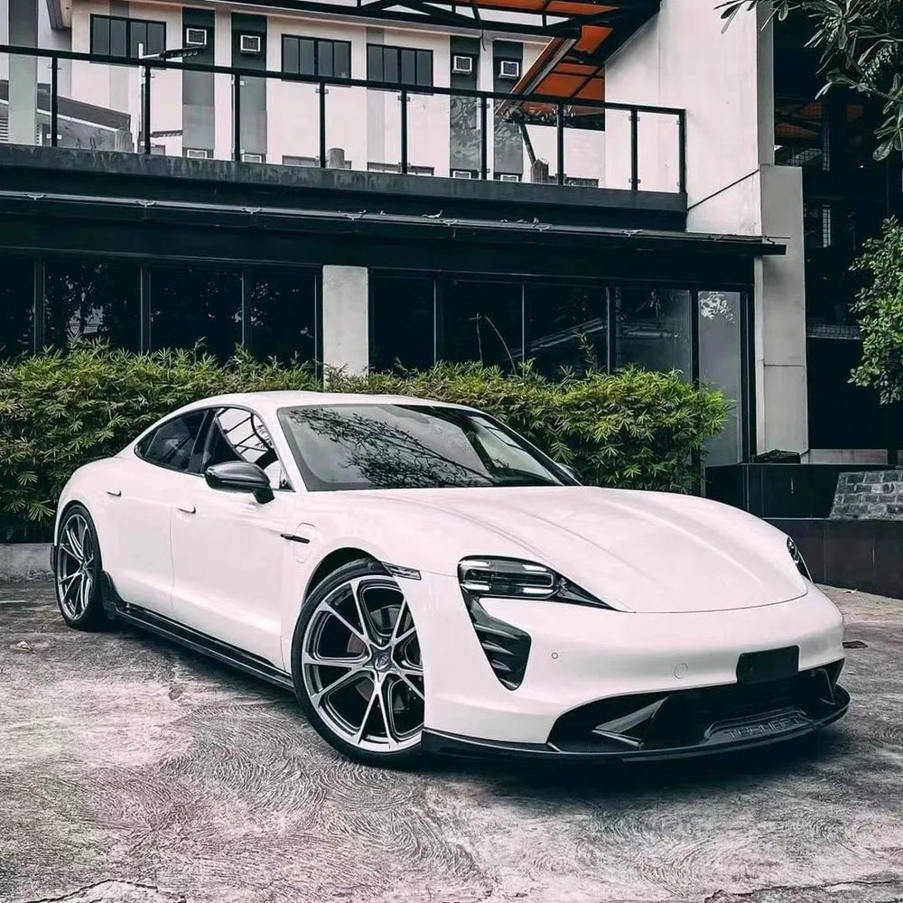 Kit carrozzeria in fibra di carbonio per Porsche Taycan, con lip anteriore, minigonne laterali, diffusore e alettone