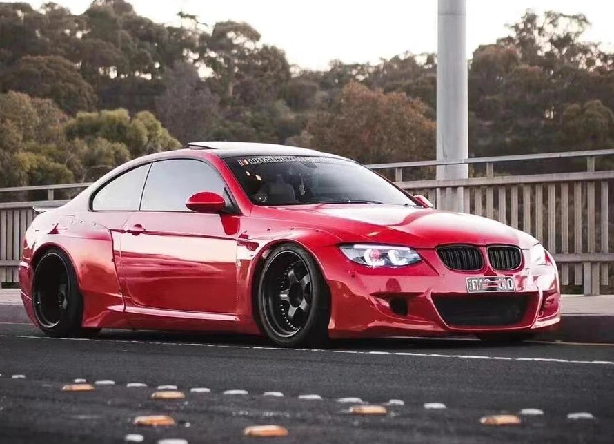 Breitbau-Karosserie-Kit aus FRP für BMW 3er / M3 E90 / E92 / E93