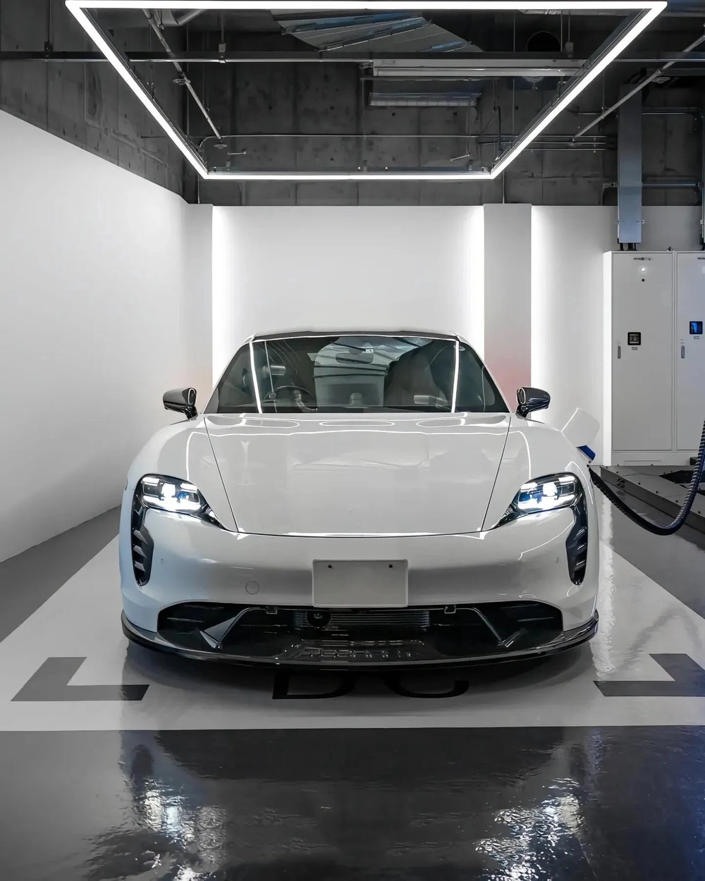 Kit carrozzeria in fibra di carbonio per Porsche Taycan, con lip anteriore, minigonne laterali, diffusore e alettone