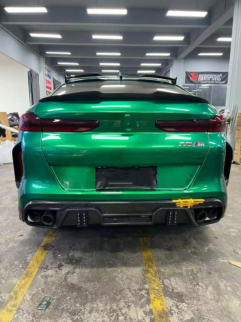 Karosserie-Kit aus Carbon für BMW X6 M F96, mit Lippe, Seitenschwellern, Diffusor, Heckspoiler und Motorhaube