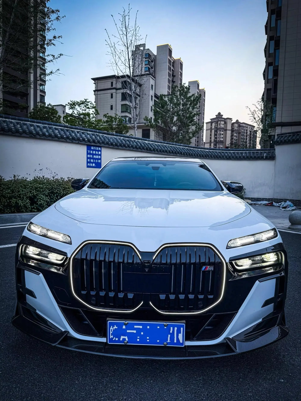 Kit in carbonio secco per BMW Serie 7 / i7 G70, con paraurti anteriore, minigonne laterali e diffusore posteriore