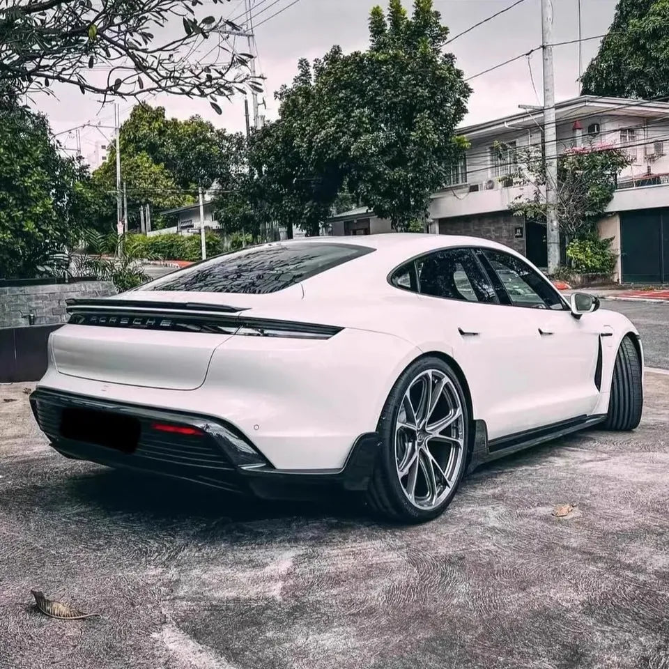 Kit carrozzeria in fibra di carbonio per Porsche Taycan, con lip anteriore, minigonne laterali, diffusore e alettone
