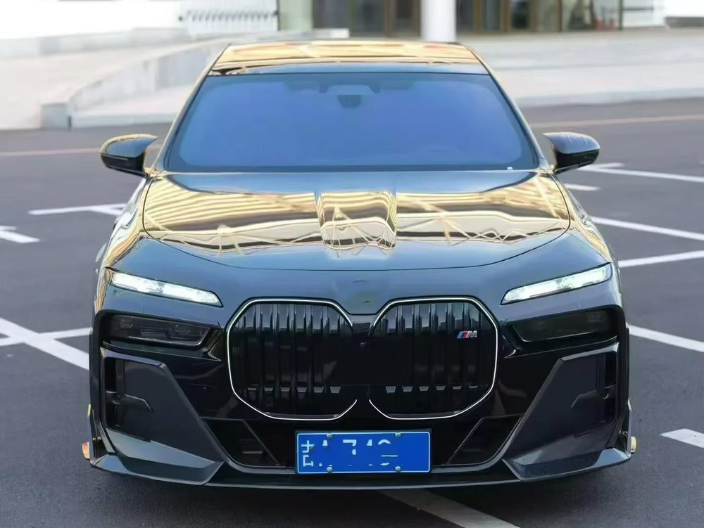 Kit aus Trockencarbon für BMW 7er / i7 G70, mit Heckdiffusor, Umbau-Frontstoßstange und Seitenschwellern
