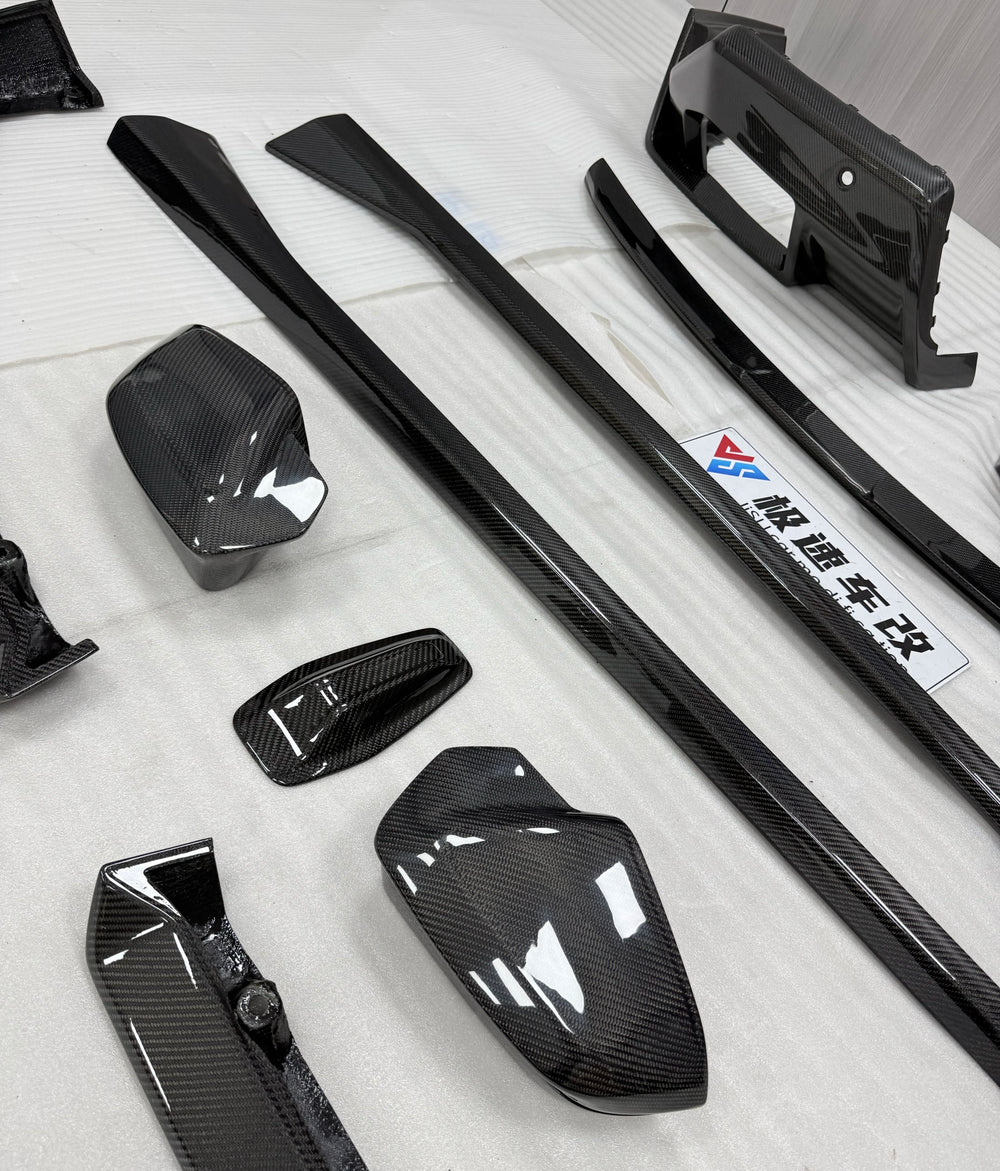Kit im Stil M Performance aus Carbon für BMW M5 G90 2025