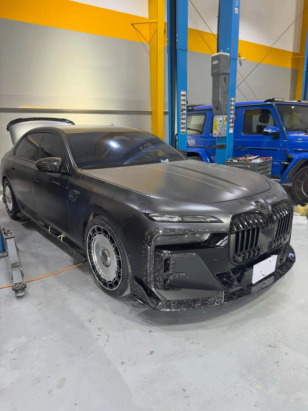 Labio delantero / parachoques en carbono seco forjado para BMW Serie 7 / i7 G70