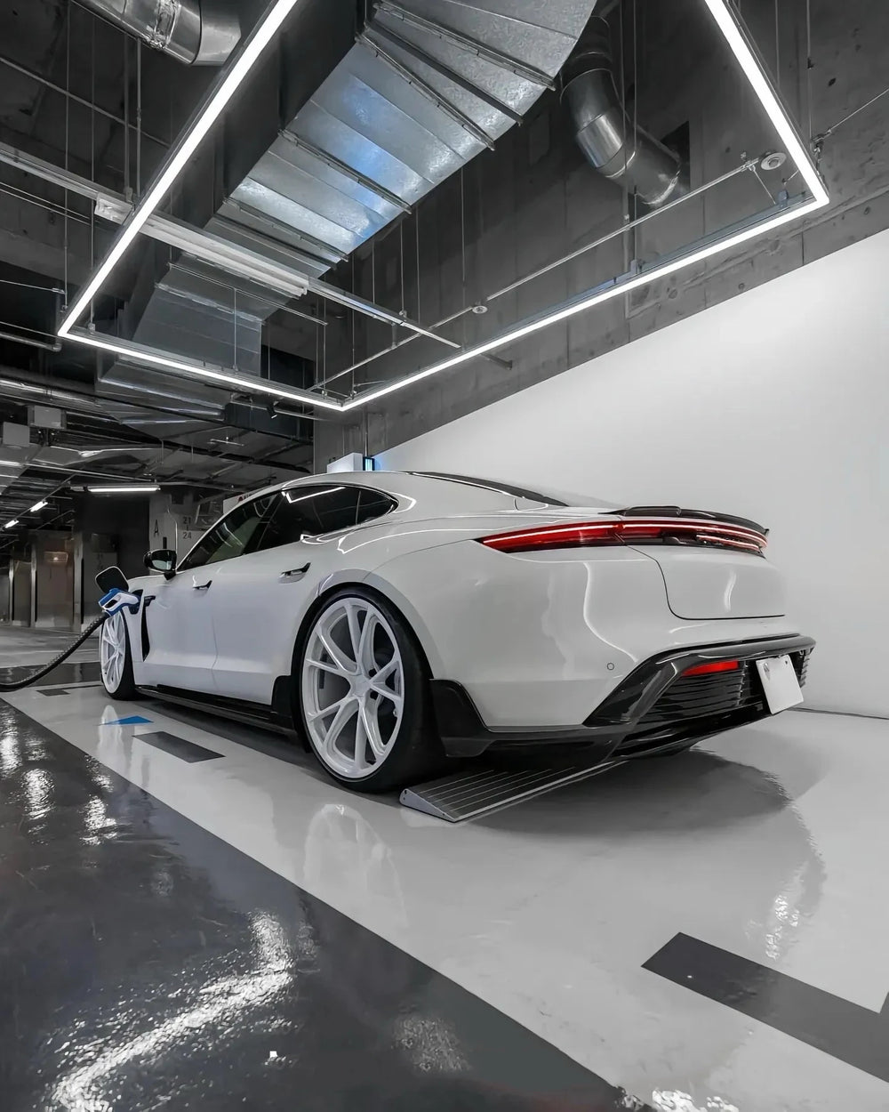 Kit carrozzeria in fibra di carbonio per Porsche Taycan, con lip anteriore, minigonne laterali, diffusore e alettone