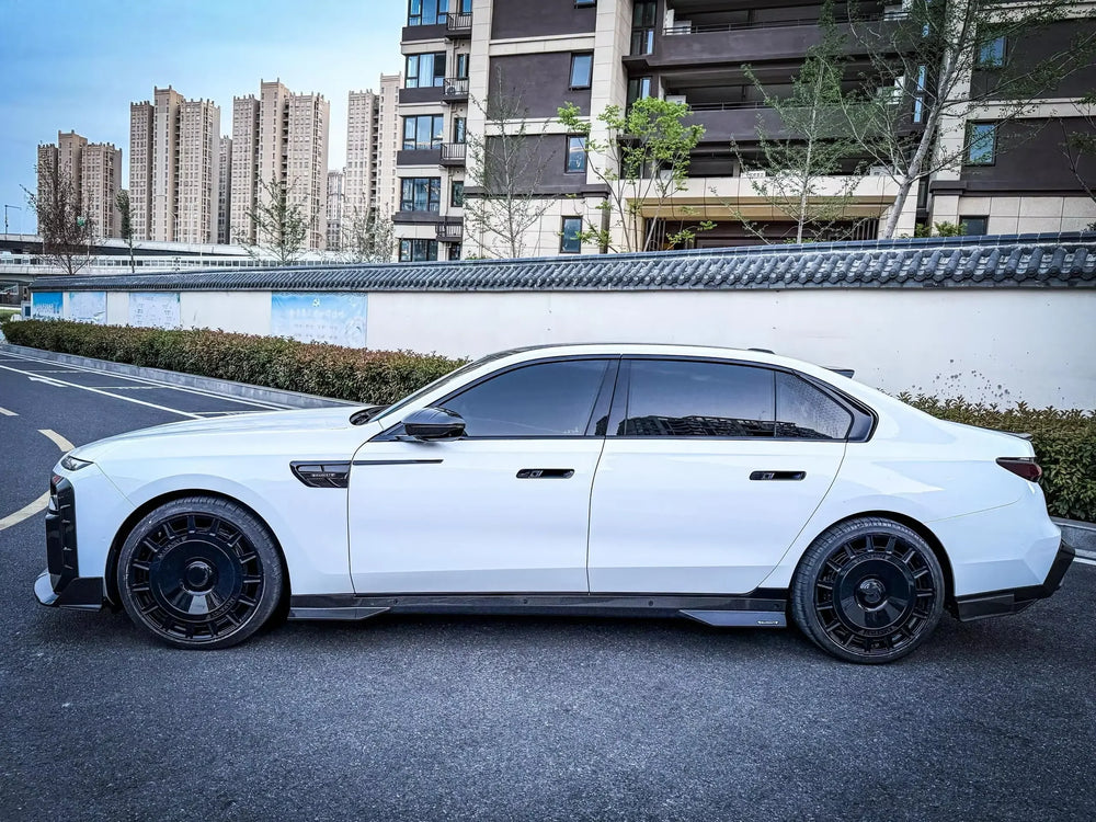 Kit in carbonio secco per BMW Serie 7 / i7 G70, con paraurti anteriore, minigonne laterali e diffusore posteriore