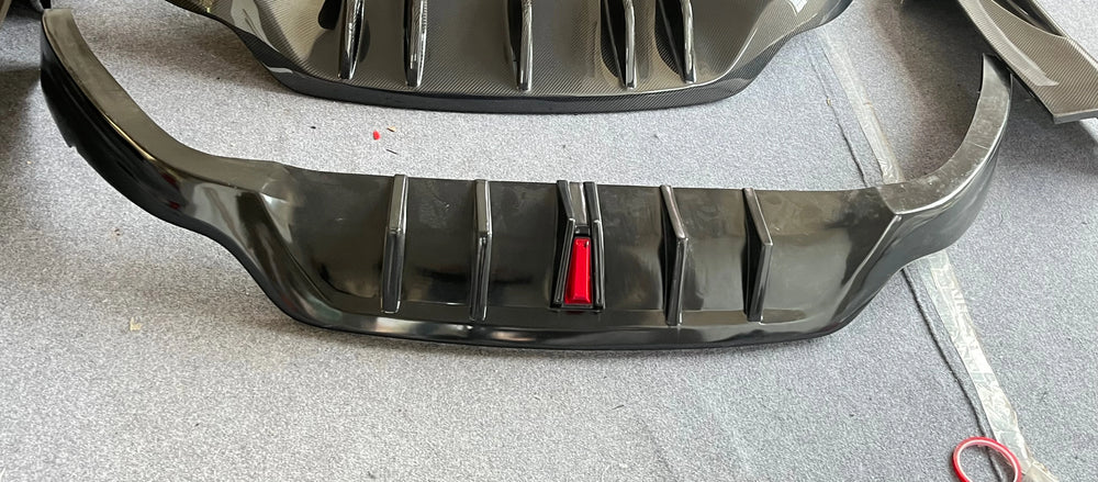 Carbon Fiber Pattern Style Body Kit for Maserati Granturismo Bumper Spoiler with Lamp Rear Diffuser