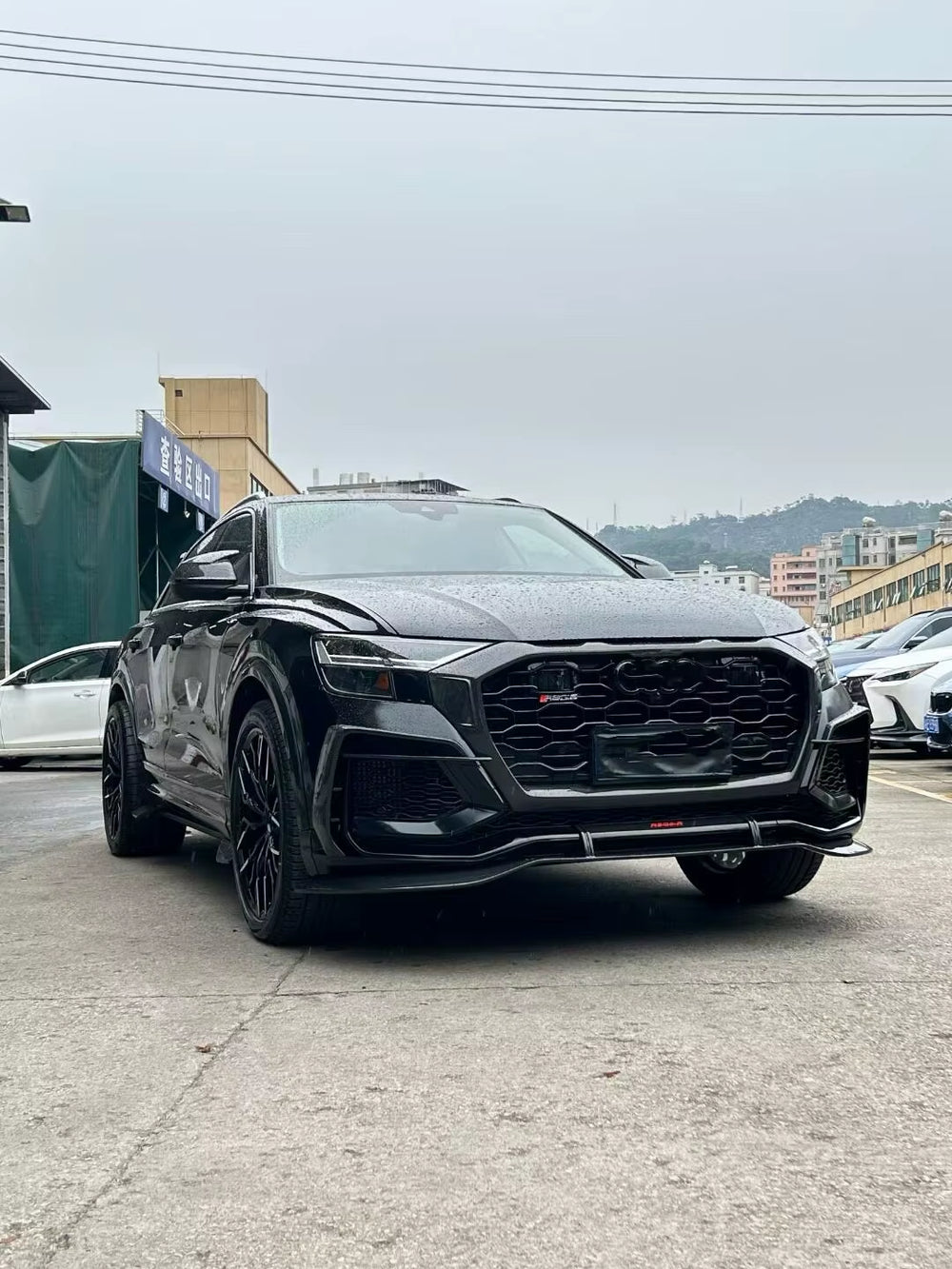 Upgrade at Style Carbon Fiber Body Kit for Audi RSQ8 Front Lip Skirt Rear Diffuser Spoiler Wide-Body