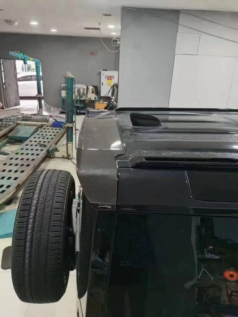 Carbon Fiber Body Kit Car Part for Range Rover Defender Carbon Fiber Rear Wing