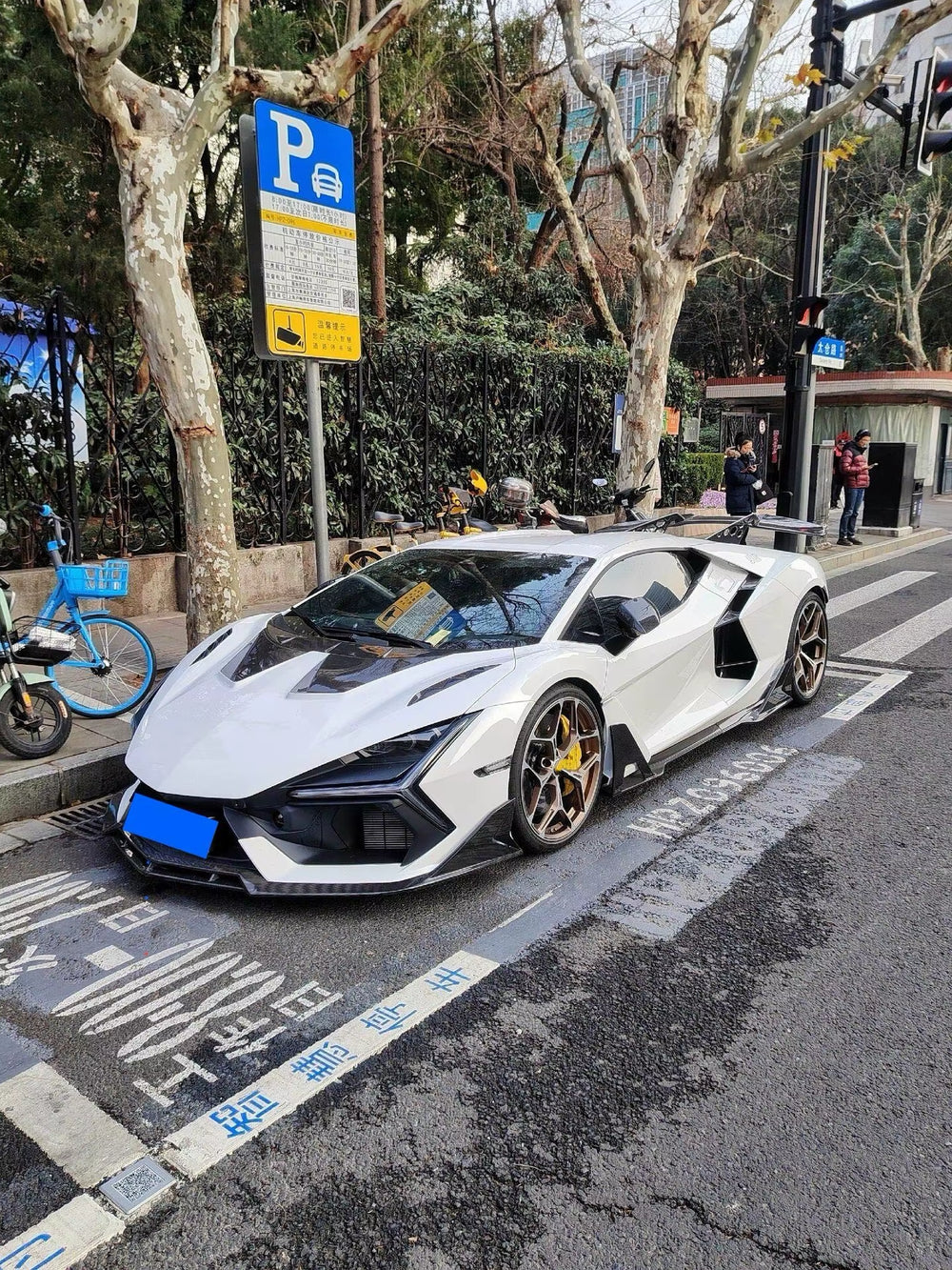 High-Quality Dry Carbon Fiber Body Kit for Lamborghini Revuelto Upgrade Du-Ke Style Front Lip Side Skirts Rear Diffuser Spoiler