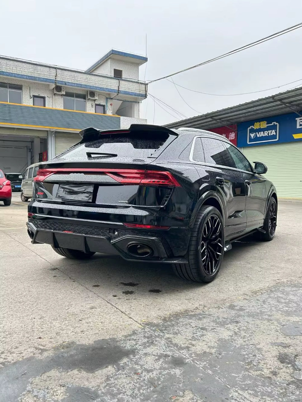 Upgrade at Style Carbon Fiber Body Kit for Audi RSQ8 Front Lip Skirt Rear Diffuser Spoiler Wide-Body